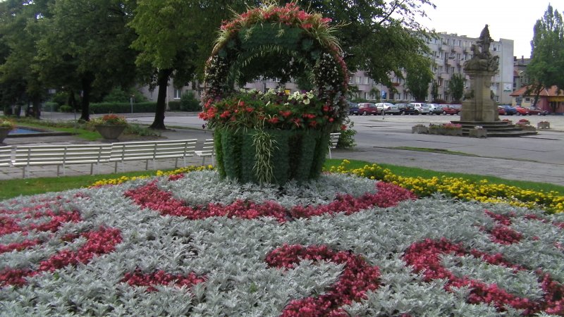 kosz kwiatowy na kwietniku 3