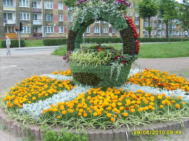 kwietnik z koszem kwiatowym