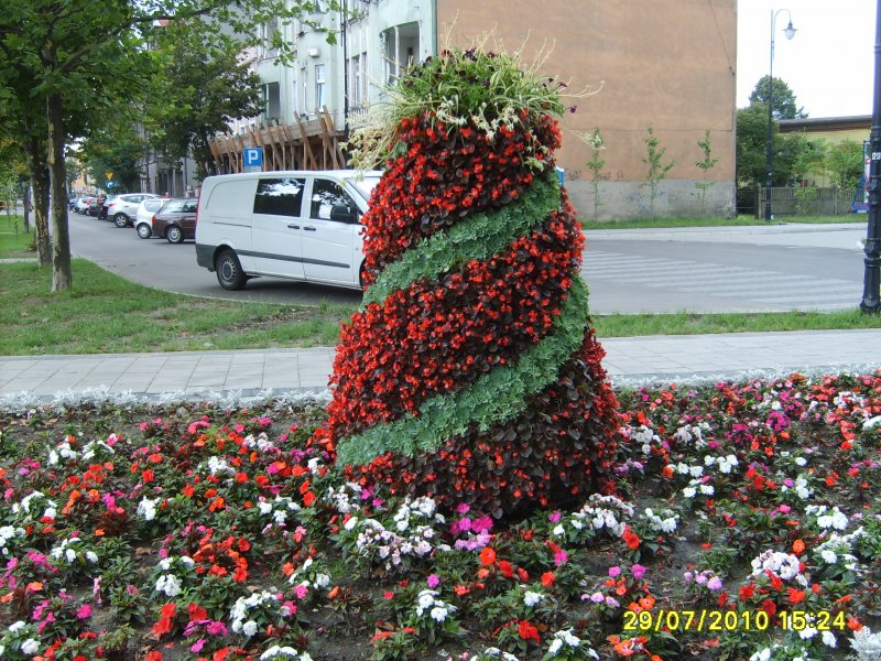 rzeźba kwiatowa w postaci stożka ściętego