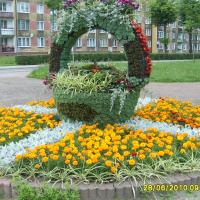 kwietnik z koszem kwiatowym