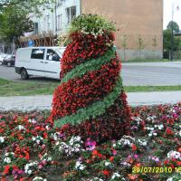 rzeźba kwiatowa w postaci stożka ściętego